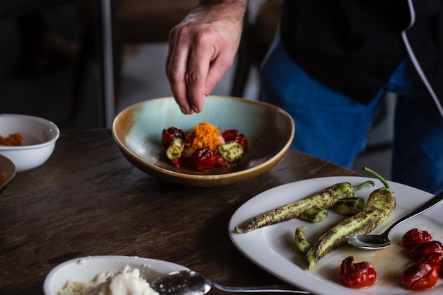 Szef kuchni przygotowujący potrawę